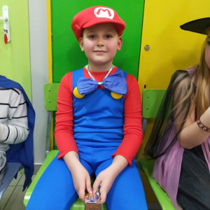 Arsenii prezentuje swój strój bohatera popularnej gry Mario.                                                                                                                       