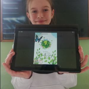 Uczennica prezentująca plakat „Dzień Ziemi” w programie Canva.
