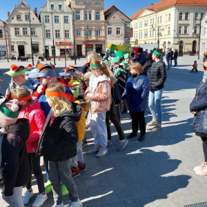 dzieci w czasie parady na Rynku