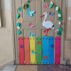 dekoracja drzwi ( bociek na na tle kolorowego płotu)
