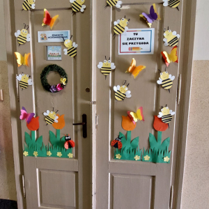 dekoracja drzwi ( pszczółki i motyle)