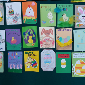 Wielkanocne kartki wykonane w ramach konkursu szkolnego.