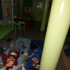 Uczniowie w śpiworach w szkole