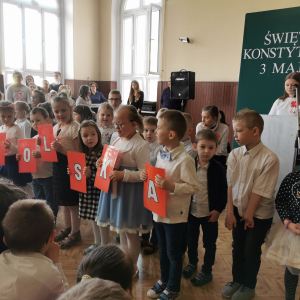 Przedszkolaki trzymający napis POLSKA