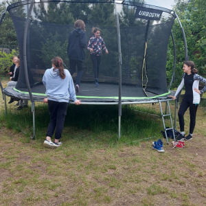 zabawy na trampolinie